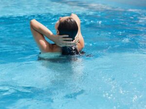 como limpiar fondo piscina