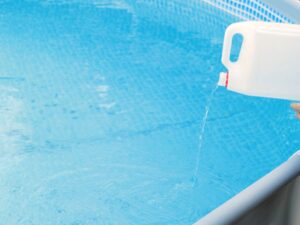 como-quitar-algas-piscina-portada